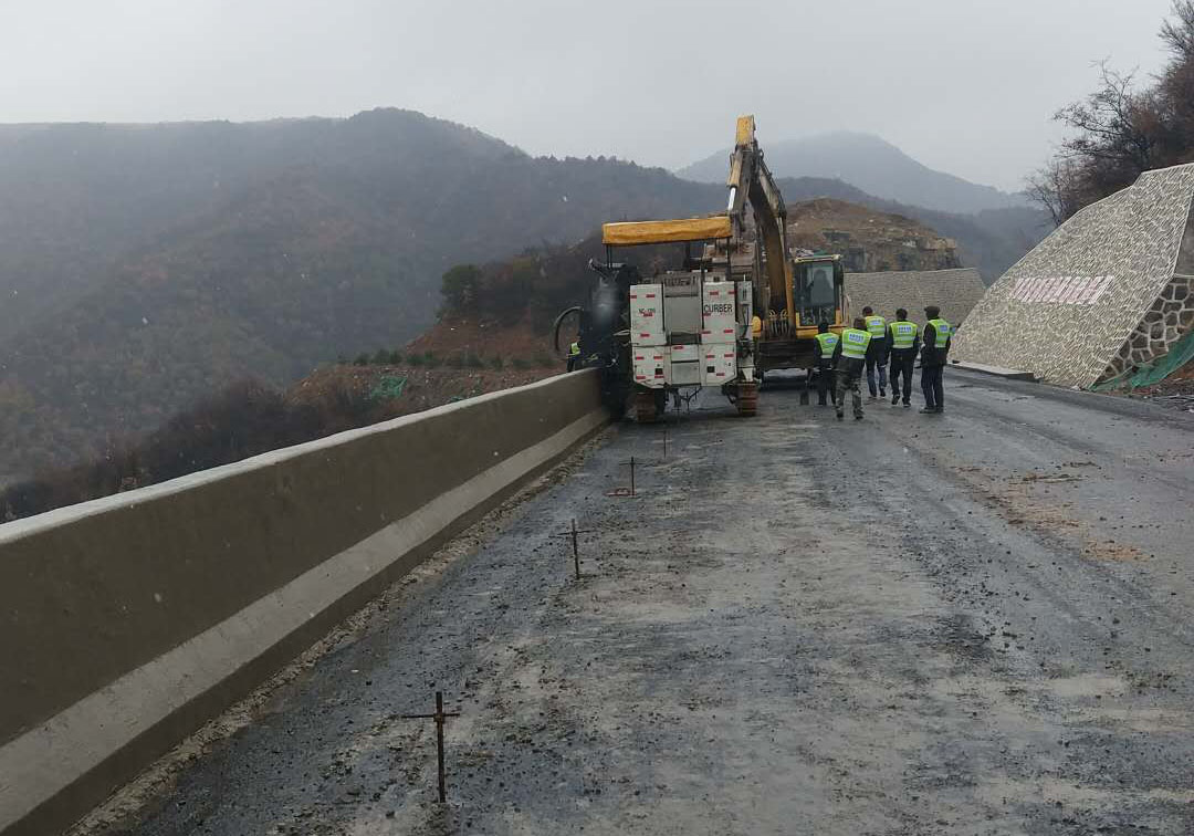 NC1300路緣石滑模機-山西晉城G207國道防撞護欄滑模攤鋪工程